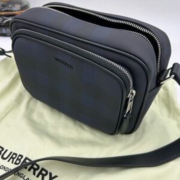 Men's Burberry, check messenger bag in navy blue. Adjustable shoulder strap. - Picture 11 of 16
